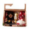 Caja regalo navideño compuesta por duende con luz, calcetines motivo navidad y bombones - Imagen 2