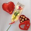 Rosa roja en sobre LOVE con luz led y bombones.