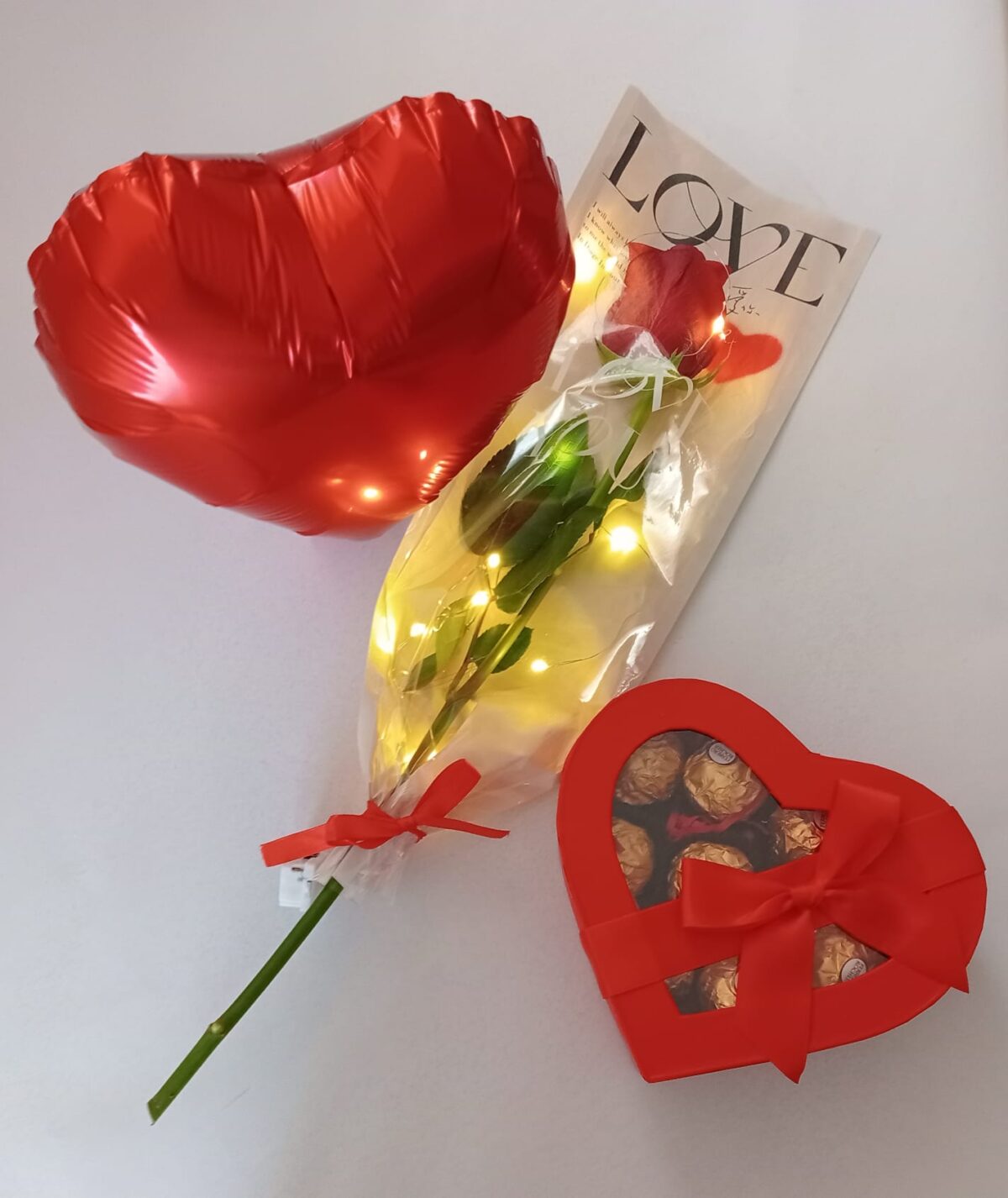 Rosa roja en sobre LOVE con luz led y bombones. - Imagen 2